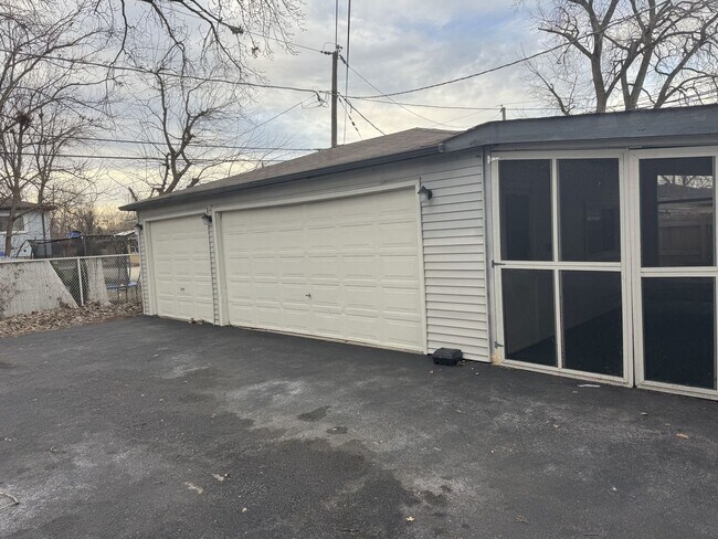 Building Photo - 15214 Woodlawn Ave