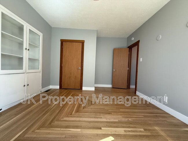 Building Photo - 913 5th Ave N
