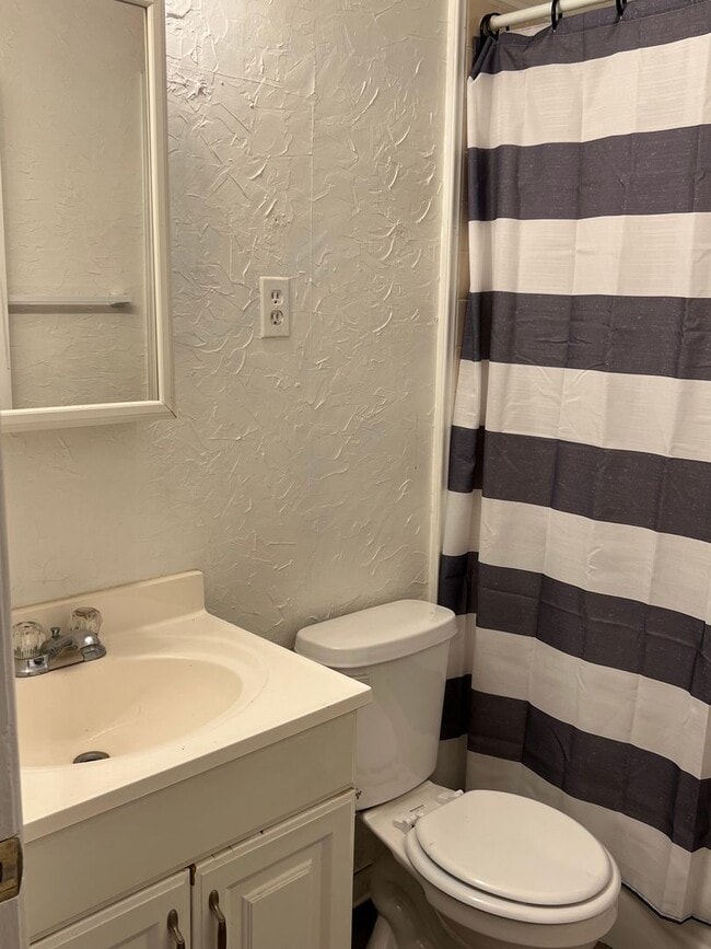 Building Photo - 3 Bedroom, 1 Bath