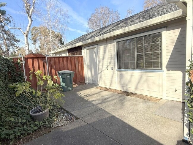 Building Photo - Awesome Location Close to Downtown Pleasanton Main St ! Detached One Story Home ! New Paint ! New...