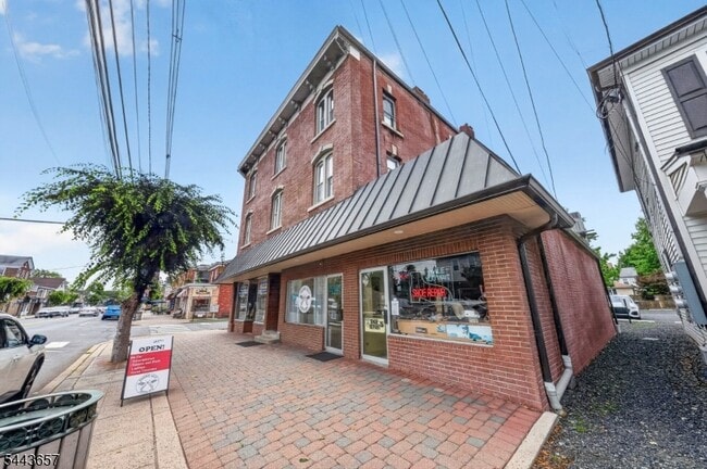 Building Photo - 56 W Somerset St