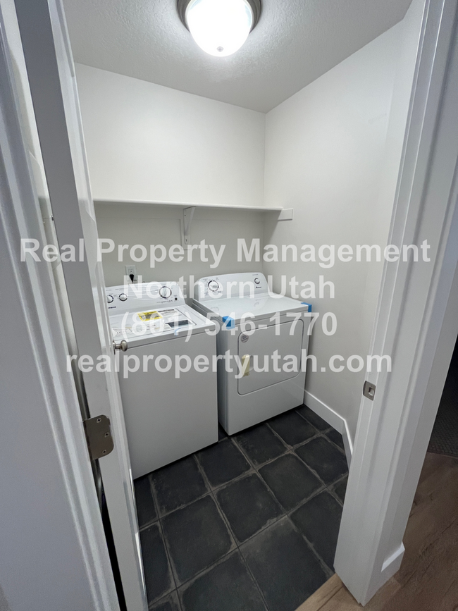 Building Photo - 3 Bedroom 2.5 Baths End Unit Townhome Avai...