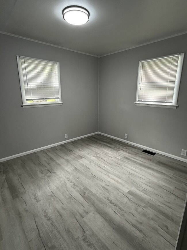 Building Photo - CUTE! Renovated 2 Bedroom, 1 Bath Home