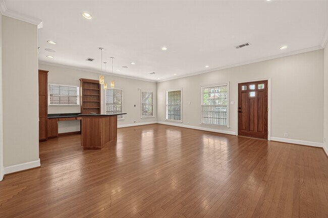 Building Photo - 2405 Southgate Blvd