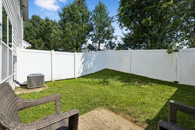 Building Photo - 1045 Enclave Ave
