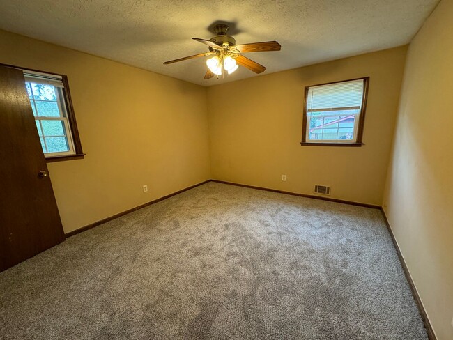 Building Photo - MOVE-IN SPECIAL $1,395.00 1ST 2 MONTHS! Sp...