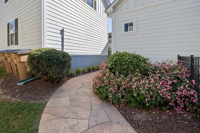 Building Photo - 4 Bedroom Home with Finished Flex Space Ab...