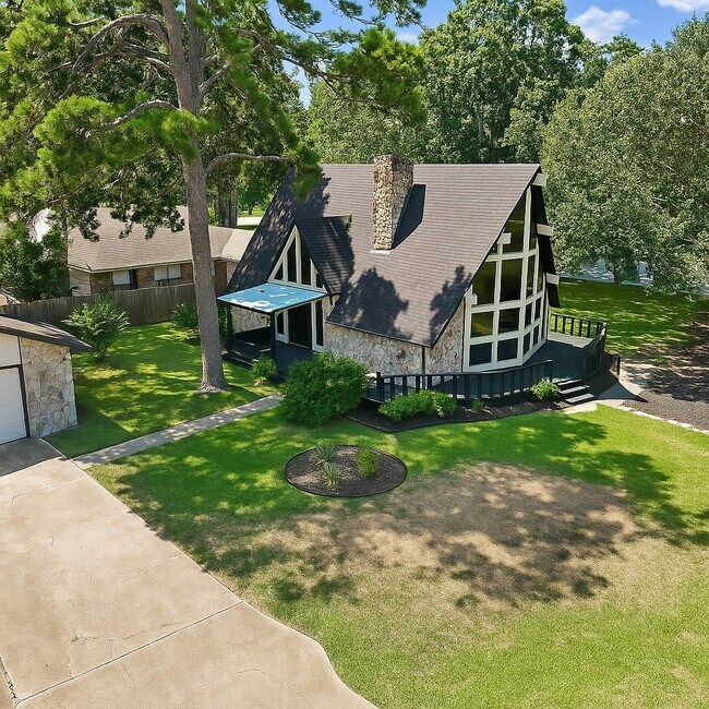 Building Photo - 446 Fantasy Ln