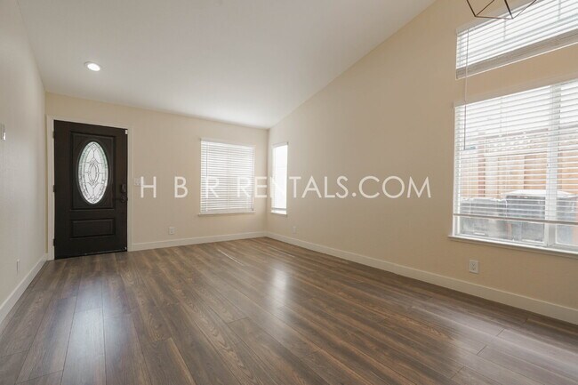 Building Photo - Single Story 3 bedroom home *SOLAR* *POOL*...