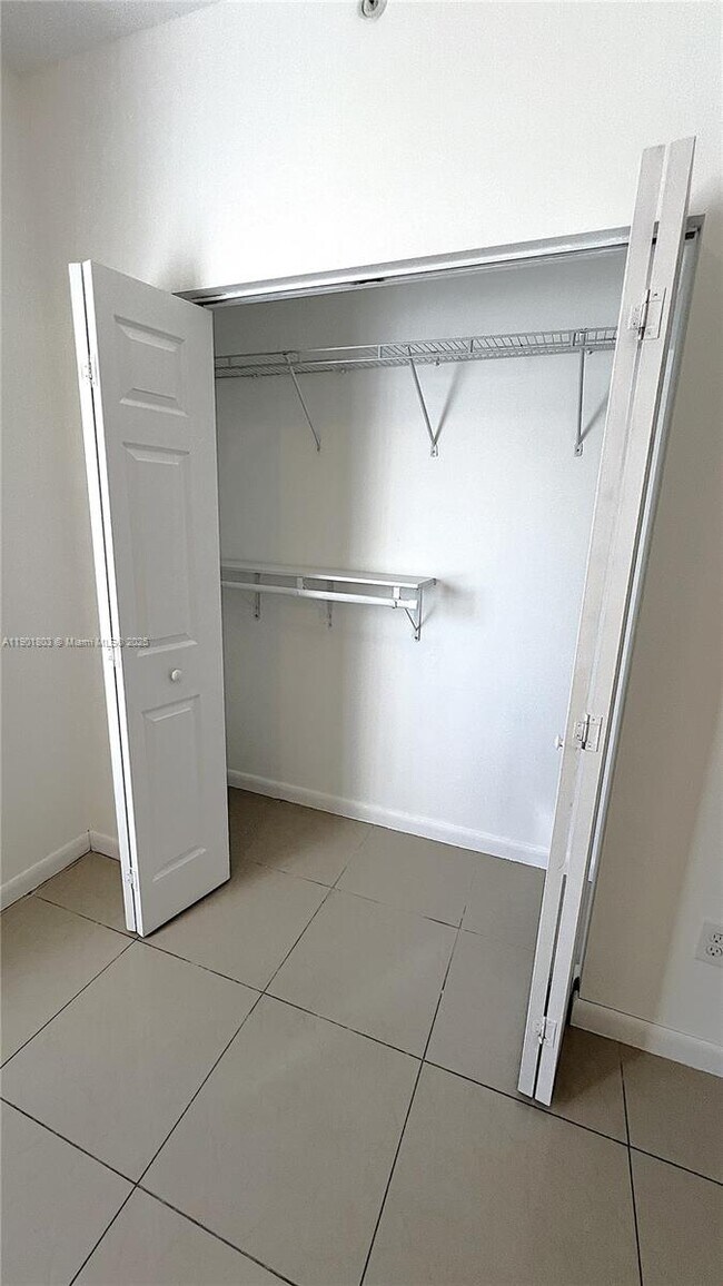 Building Photo - 909 SW 15th Ave