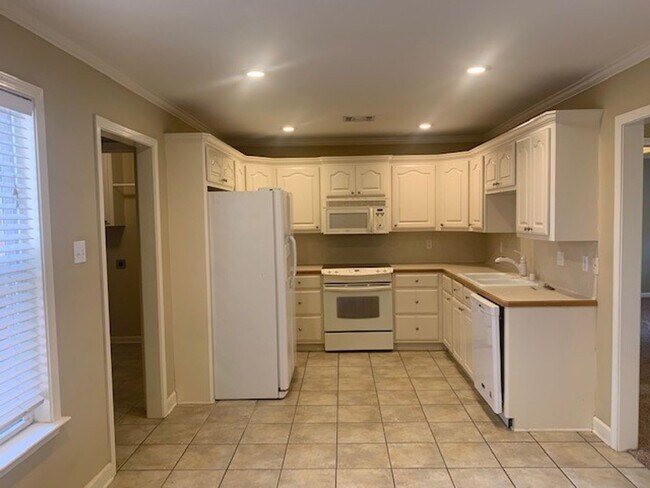 Building Photo - Sorry No Smoking and Pets Permitted with R...