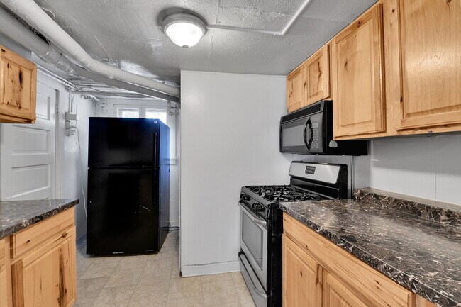 Building Photo - $1,295.00, 1 bed, 1 bath newly renovated basement unit located in Denver.