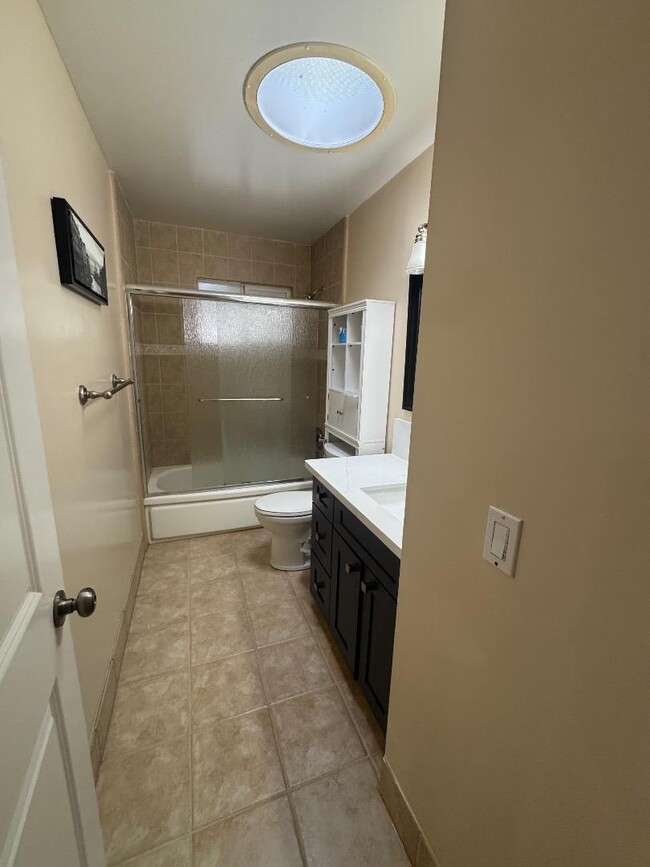 Building Photo - 5846 Pontiac Dr