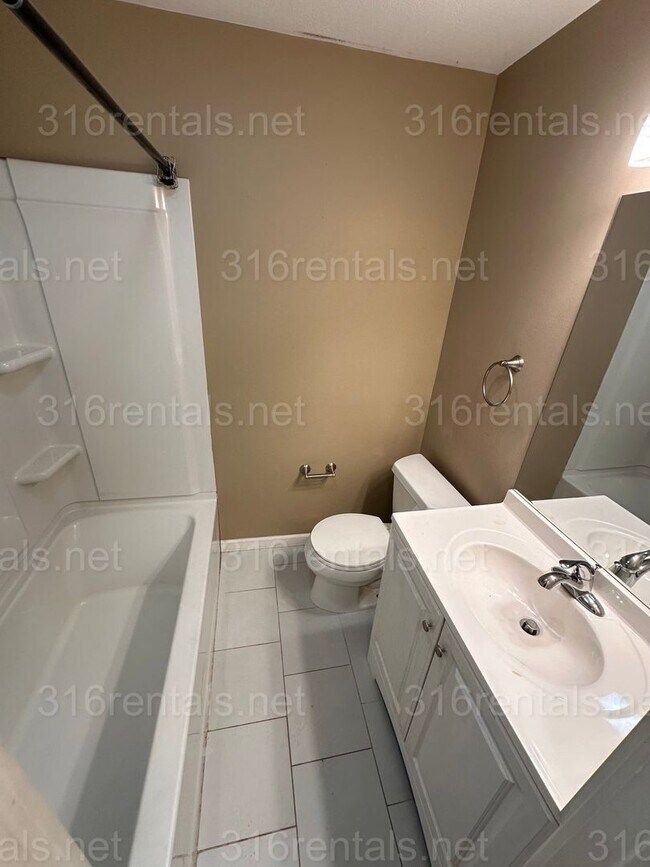 Building Photo - $625 - 1 bed 1 bath - Single Family Home secluded in the back of the main home 742 Hendryx