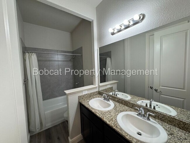 Building Photo - 925 Cranfield Ct