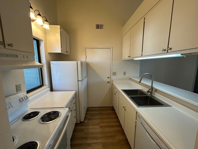 Building Photo - Adorable 1 Bedroom Home in 55+ Cottage Gre...