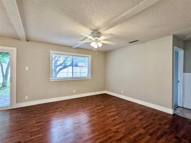 Building Photo - 2121 Travis Dr