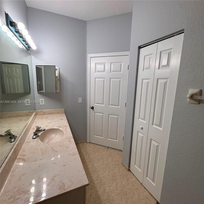 Building Photo - 8811 S Isles Cir