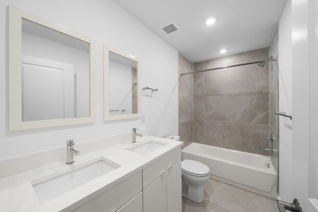 Building Photo - 4 Bed 3.5 Bath Townhomes 2176 sqft