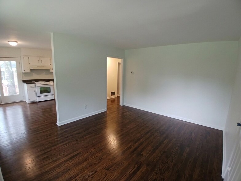 Building Photo - 1145 Arlington Pky NE
