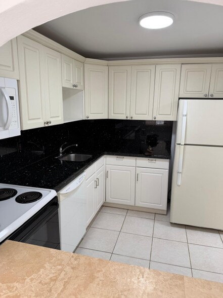 Building Photo - 13499 Biscayne Blvd