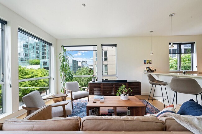 Building Photo - 2 Bed, 2 Bath Bright & Modern Condo in the Pearl District - Now Available!