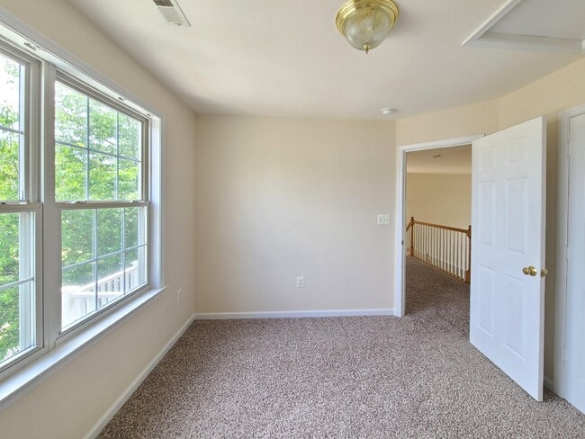 Building Photo - Hampton Oaks 4 BR Colonial with 1st Floor ...