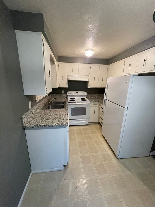 Building Photo - Pet Friendly 2 Bedroom in Lebanon!