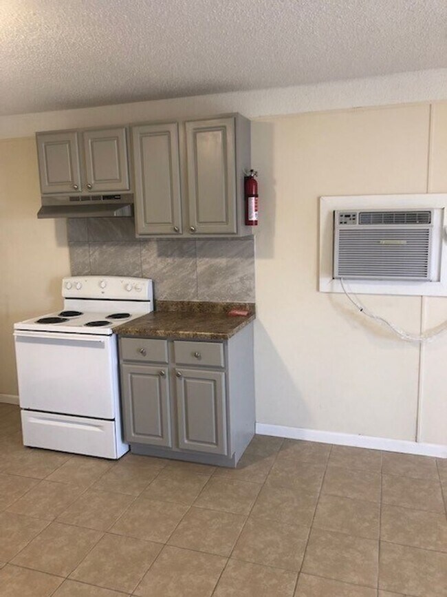 Building Photo - Renovated 2 Bedroom 1 Bath Apartment for Rent!