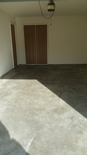 Building Photo - 704 Glenstone Dr