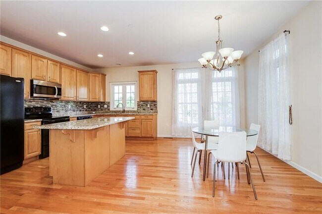 Building Photo - 612 Arbor Ct