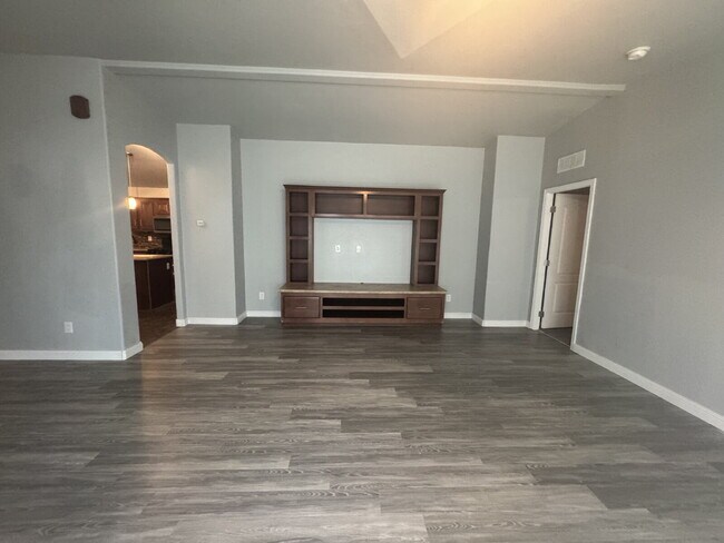 Building Photo - "Spacious 3-Bedroom Oasis with 2 Full Baths on Mount Rainier Ave, Las Vegas – Your Perfect Retrea...
