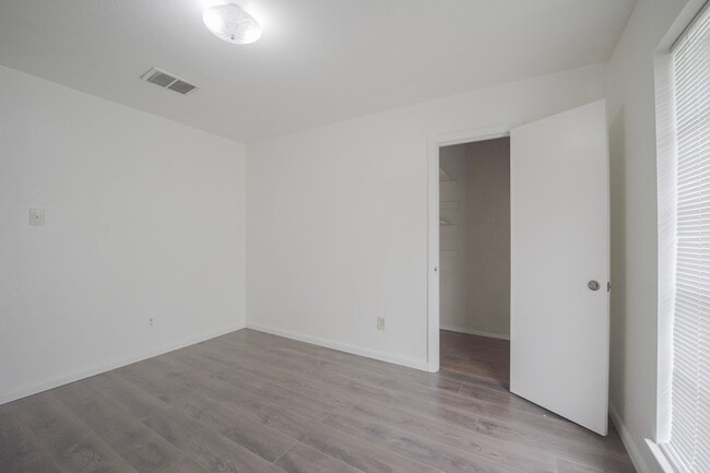 Building Photo - 9811 Mango St