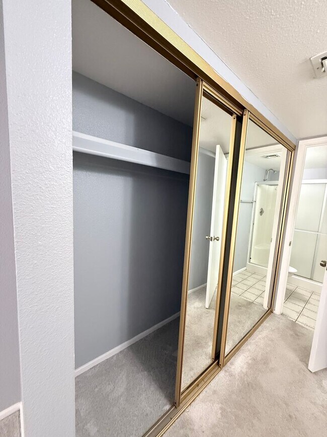 Building Photo - 3 bedrooms, 2 bathrooms Townhouse