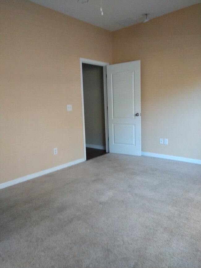 Building Photo - Spacious 3 bedroom, 2 bath corner unit.