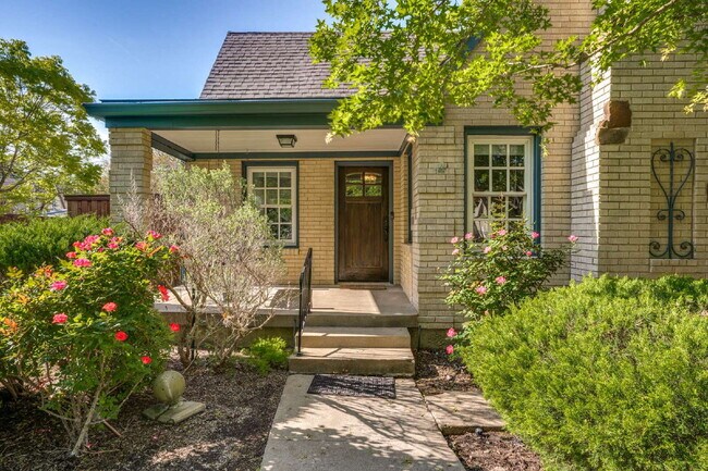 Building Photo - A Stunning, Updated Home in the heart of Dallas