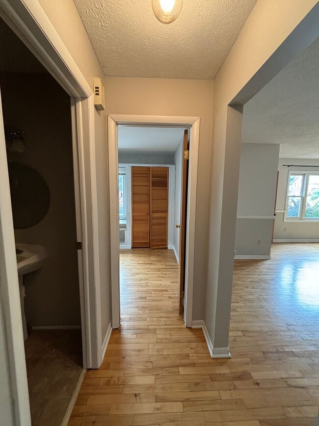 Building Photo - Spacious Home in Gaylord
