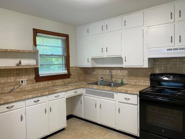 Building Photo - Charming 2 Bed / 1 Bath Cape Cod in Camp Taylor