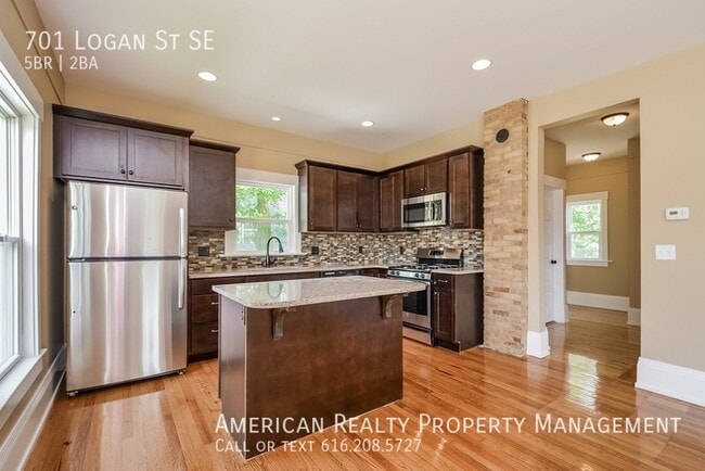 Building Photo - 701 Logan St SE