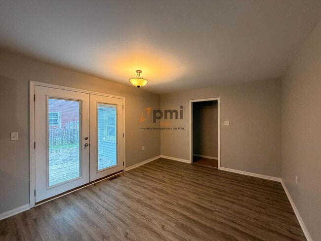 Building Photo - 325 Lahonda Dr