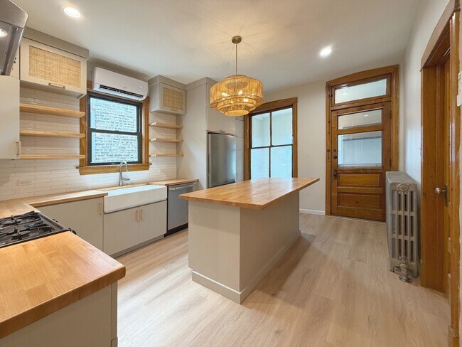 Building Photo - 2036 N Sawyer Ave