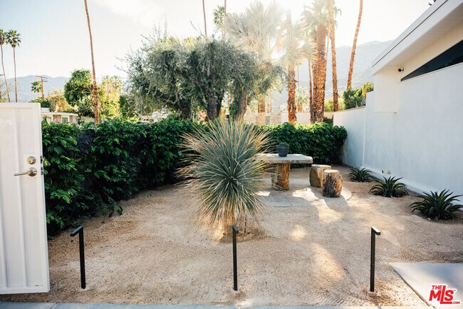 Building Photo - 922 E Anza Dr