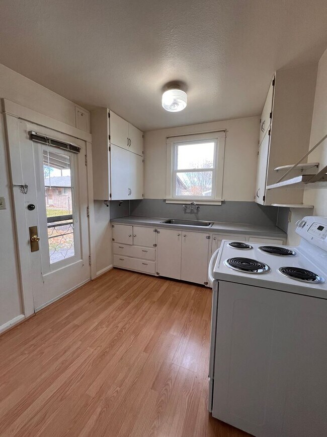 Building Photo - e2607