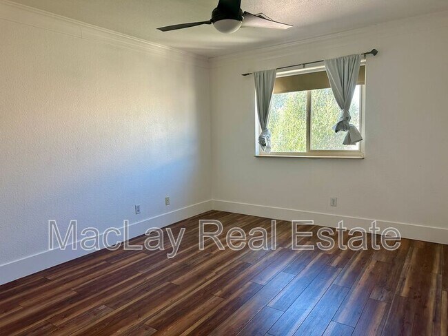 Building Photo - 395 W Sagebrush St