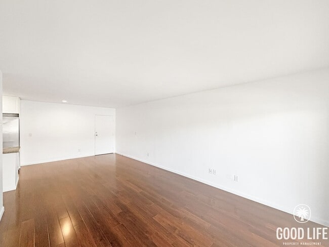 Building Photo - Beautiful 1BD/1BA W/ Reserved Parking and Laundry On-Site in Pacific Beach!