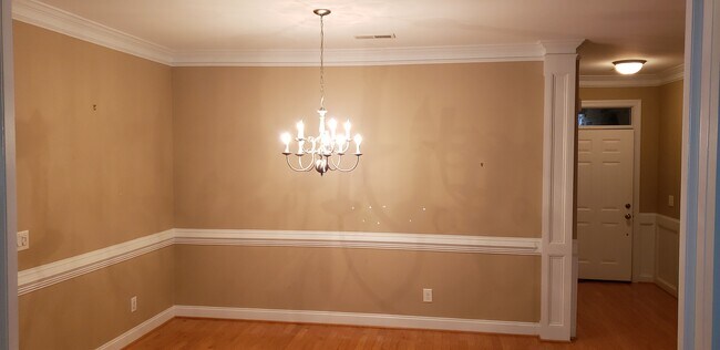 Building Photo - 315 St Nicholas Trail