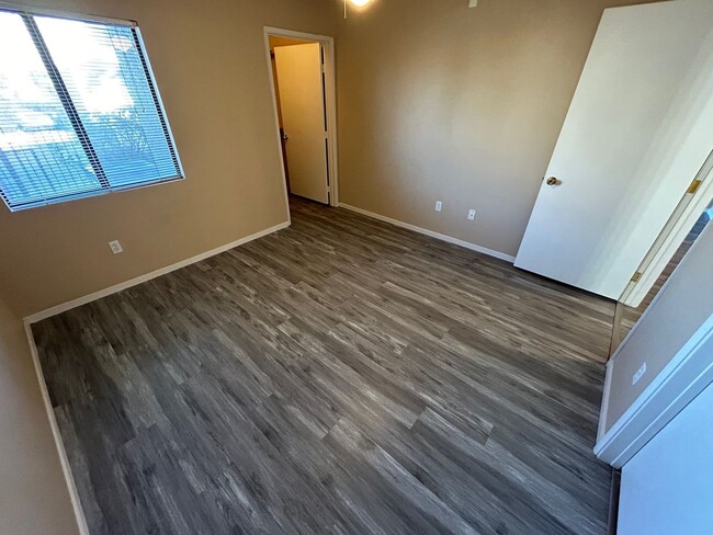 Building Photo - ADORABLE 1 BEDROOM 1 BATHROOM 1ST FLOOR CO...