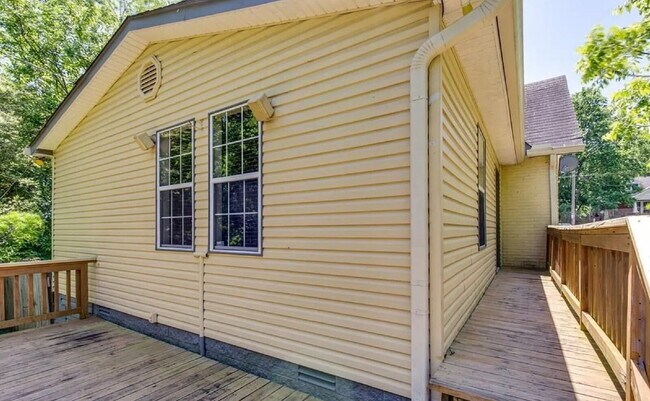Building Photo - Cute 3 bed w/bonus space. Fenced yard. Loc...