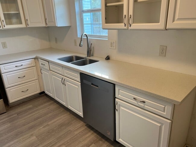 Building Photo - Charming 2BR Duplex in La Porte