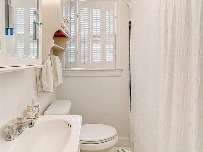 Building Photo - 217 Romany Rd